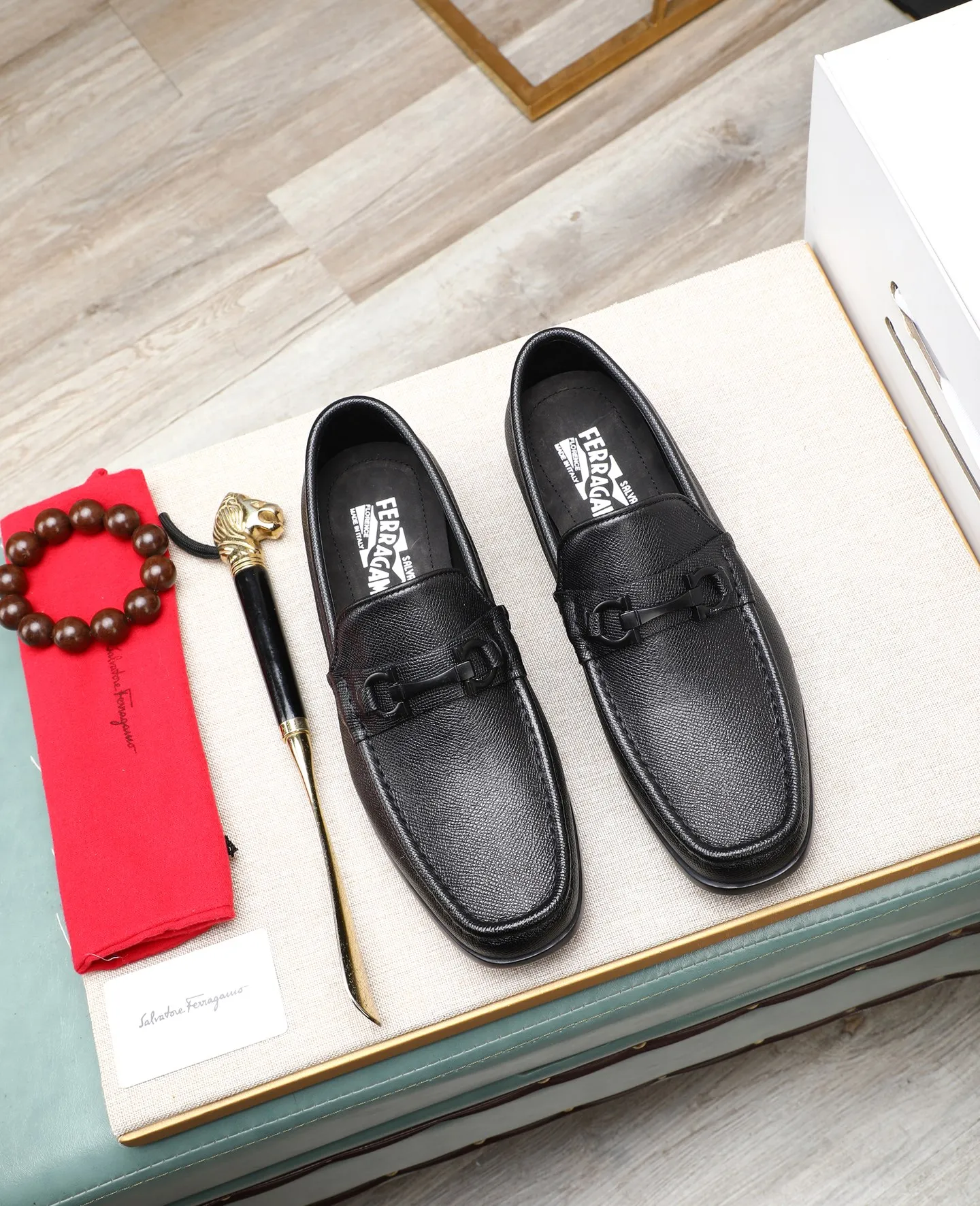 Men's clothing and shoes 💰700📛📛High-end goods! Salvatore Ferragamo is the world's top luxury footwear brand. It comes from Italy, the kingdom of fashion. It is famous all over the world for its traditional handmade design and novel styles... 🚶🏻🚶🏻 Top-quality suit shoes are sold simultaneously at the counter. This style is purely handmade. The fabric is imported Italian calfskin➕soft water-dyed cowhide lining. Specially available with original deep rubber outsole🌀🌀Size: 38➖44